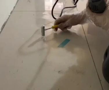 芝罘瓷砖开裂维修公司专业分享瓷砖在铺贴前如果没有沥干水分，将会导致以下问题